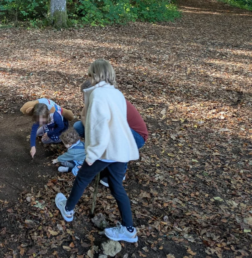 Eltern und Kinder gemeinsam im Herbstwald