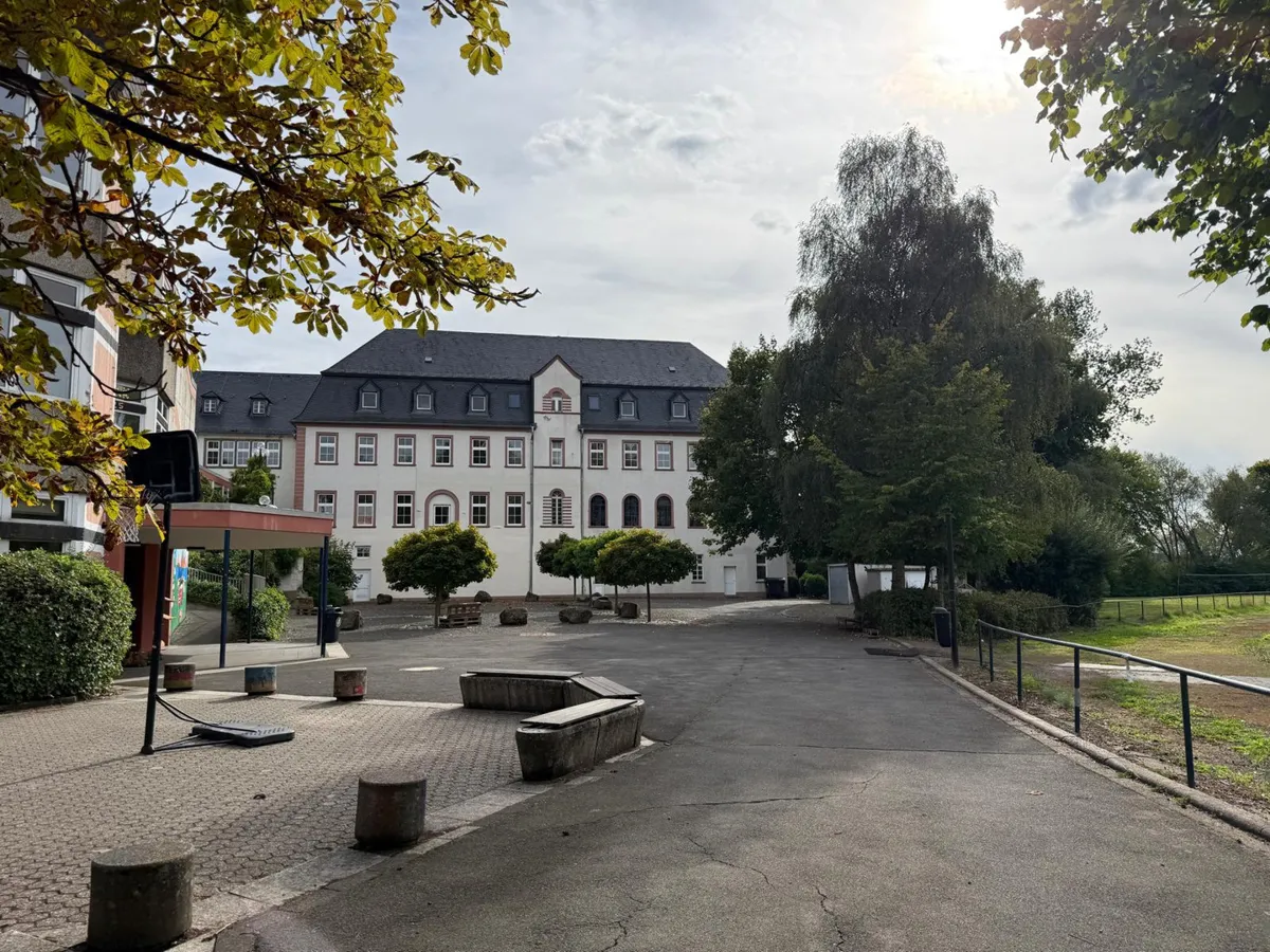 Schulhof und Schulgebäude in Niederprüm